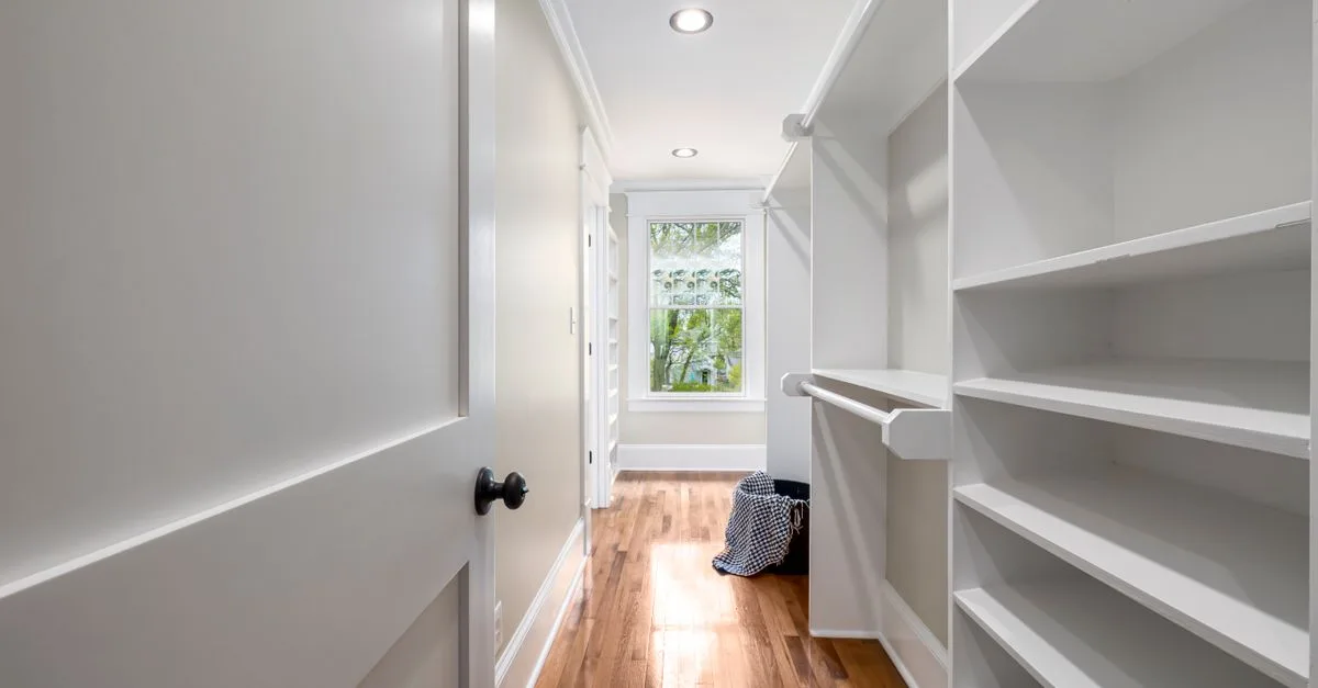 optimisez votre couloir étroit avec des solutions de rangement sur mesure, alliant fonctionnalité et design pour maximiser l'espace disponible.