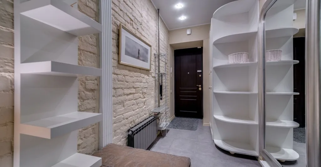 optimisez les couloirs étroits grâce à des rangements sur mesure, alliant fonctionnalité et design pour maximiser chaque espace disponible.
