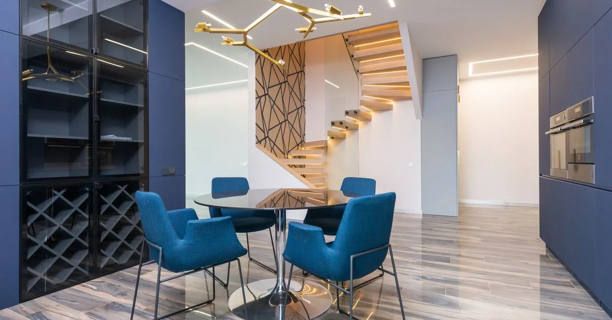 mobilier sur mesure pour espaces sous escalier : optimisez votre rangement avec des solutions adaptées et design.