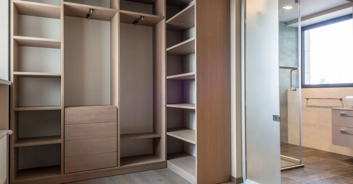 découvrez nos solutions sur mesure pour un dressing parfaitement adapté à un plafond incliné, optimisant chaque centimètre de votre espace sous pente.