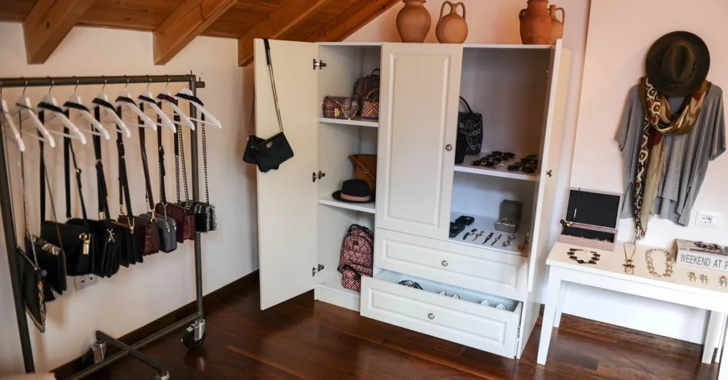 aménagez votre espace avec une armoire sur mesure sous plafond en pente, conçue pour optimiser chaque centimètre et allier fonctionnalité et esthétique.