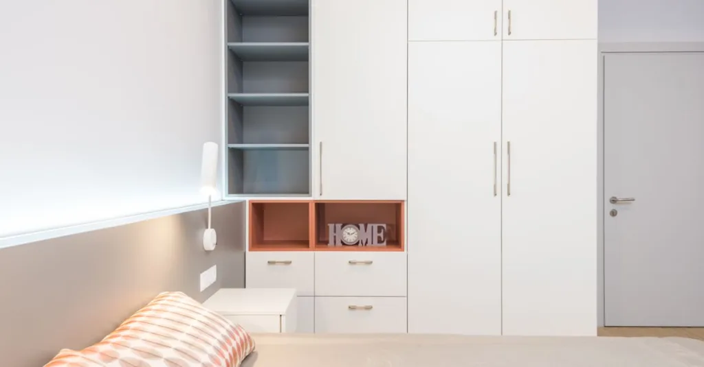 découvrez des idées de design pour optimiser l'espace dans une petite armoire de chambre, alliant fonctionnalité et style pour un rangement efficace.