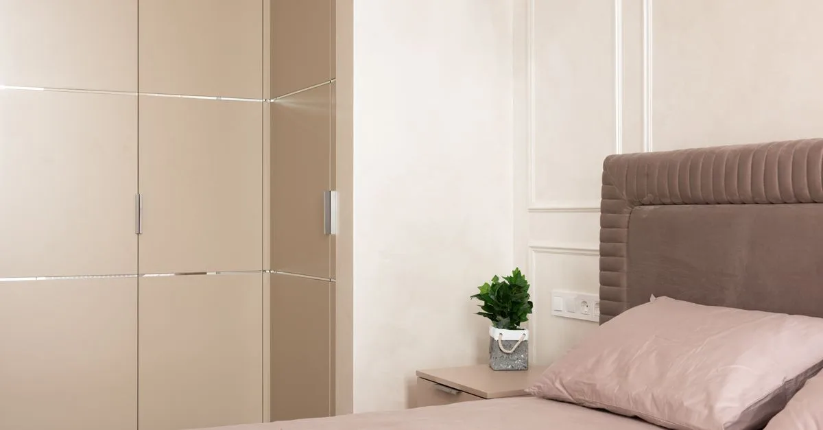 optimisez votre espace avec une armoire d’angle pratique et élégante, idéale pour ranger vos vêtements tout en valorisant chaque recoin.