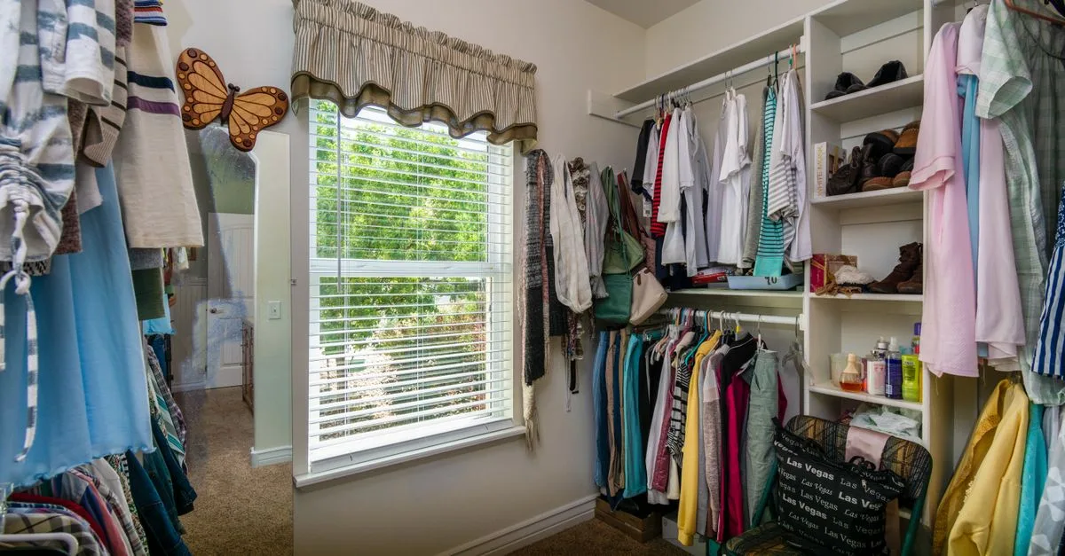 découvrez des conseils pratiques pour organiser un dressing partagé, optimiser l’espace et ranger vêtements et accessoires pour toute la famille.