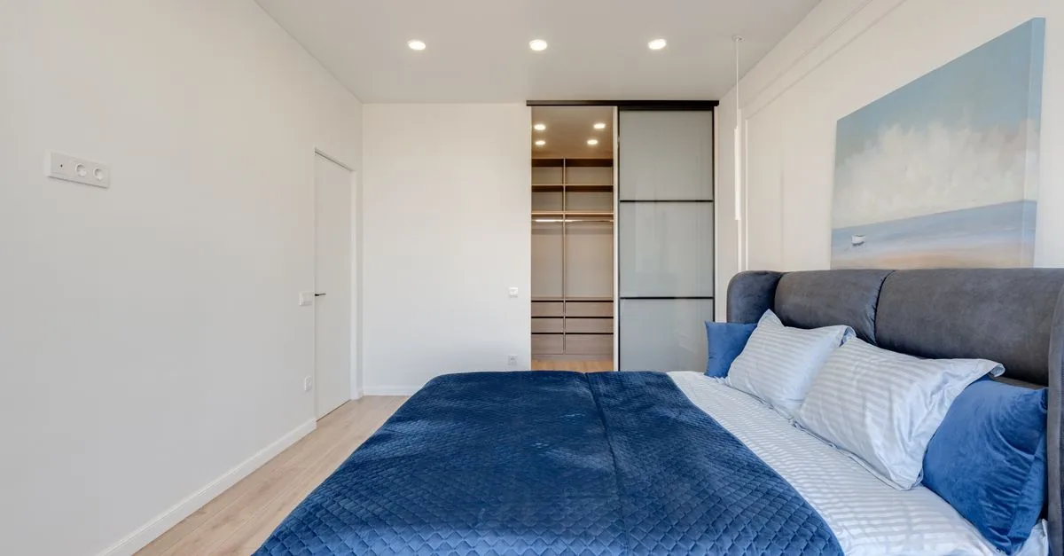 découvrez nos armoires à portes coulissantes en déstockage : profitez de prix avantageux et trouvez le rangement idéal pour votre intérieur.