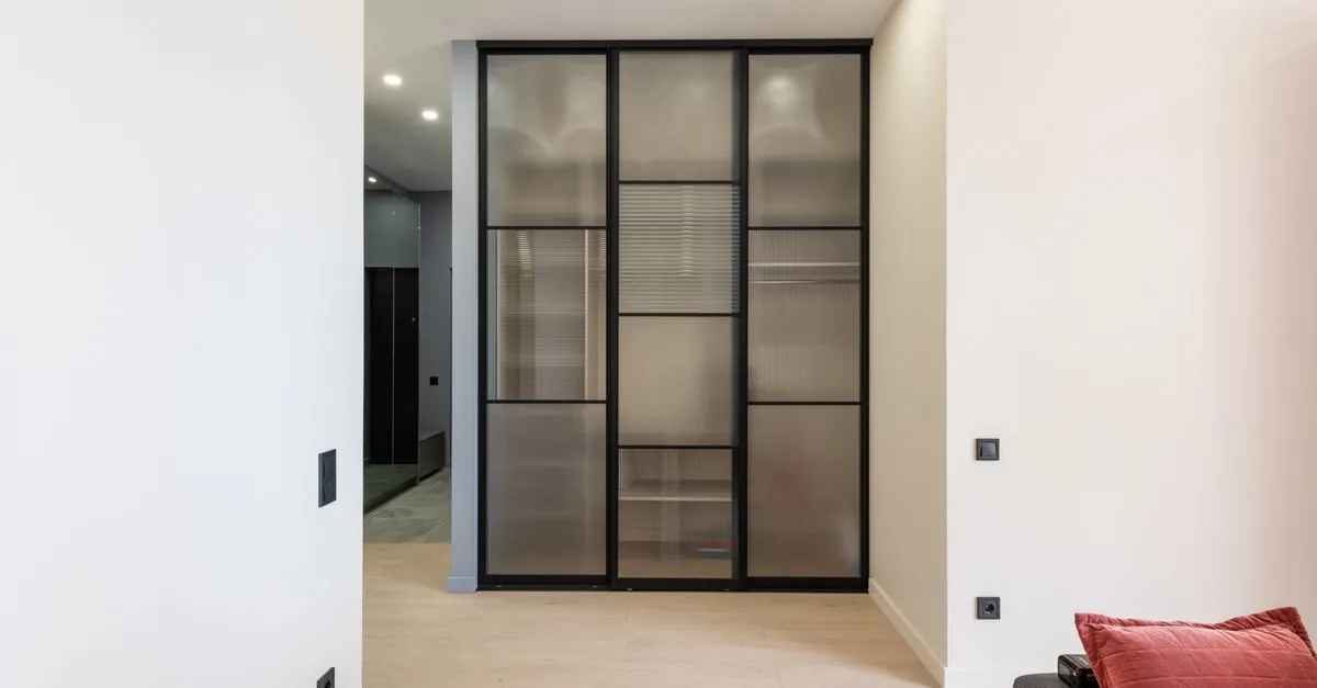découvrez l’espace nécessaire pour ouvrir les portes d’une armoire sans gêner la circulation et aménagez votre pièce avec confort.