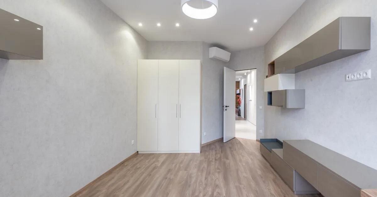 découvrez des solutions d’éclairage pour un dressing sans fenêtre : luminaires adaptés, astuces pour diffuser la lumière et créer un espace fonctionnel.
